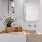 Апартаменти Garden Oasis With Patio *
